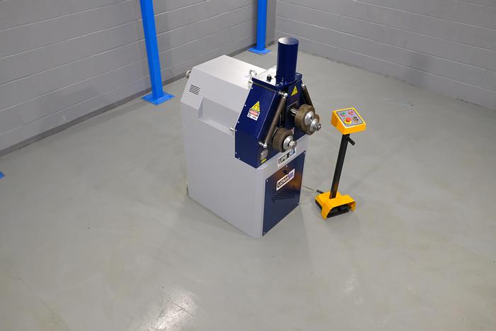 UZMA HPK 50 section roller hydraulic operation