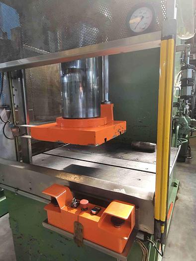 Usato PRESSA A COLLO DI CIGNO OLEODINAMICA GIGANT GN 300