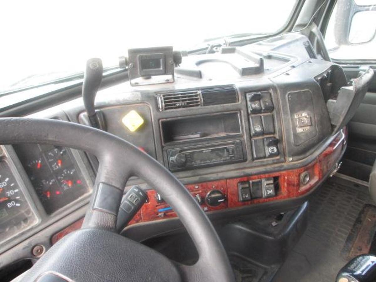 Used 2000 VOLVO VNL64T610
