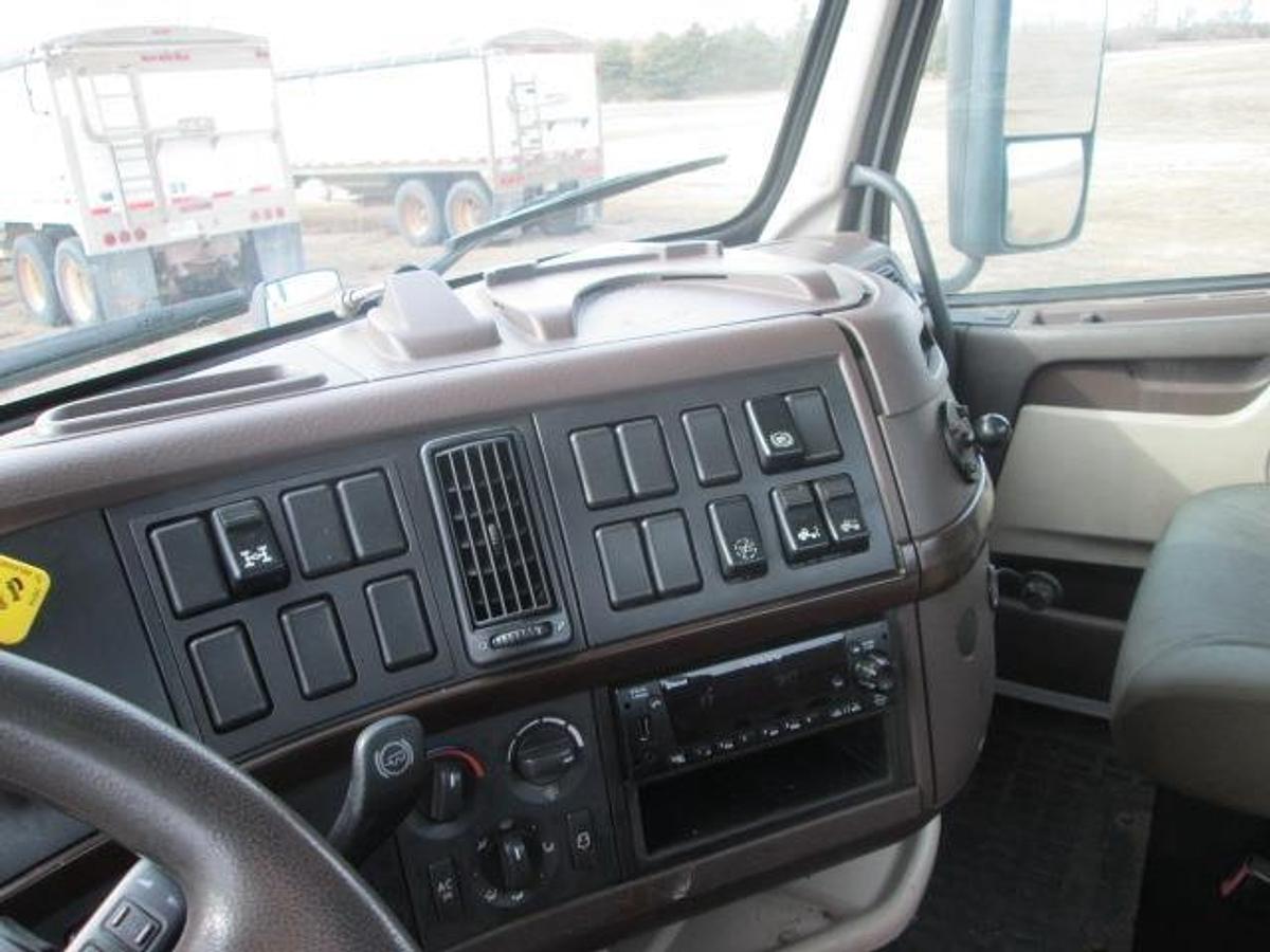 Used 2015 VOLVO VNL64T300