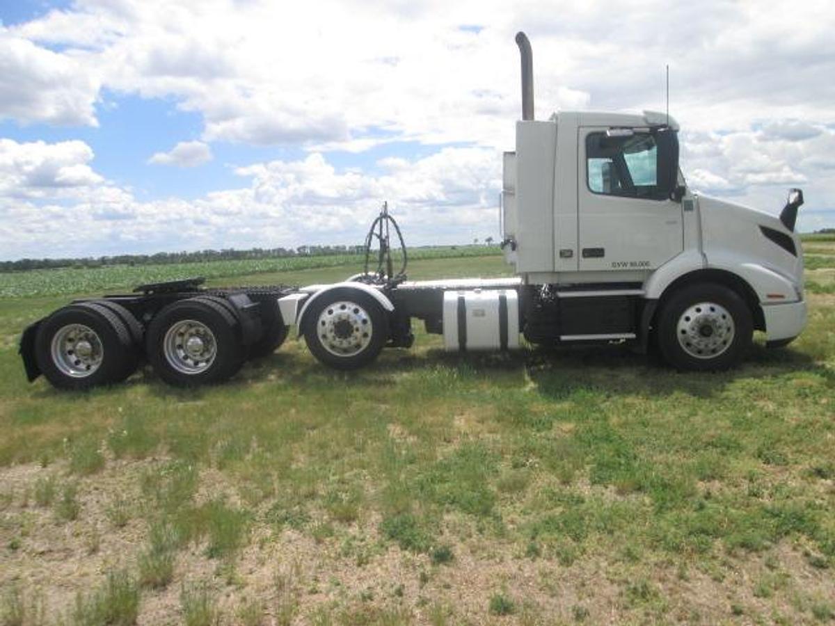 Used 2021 VOLVO VNR64T300
