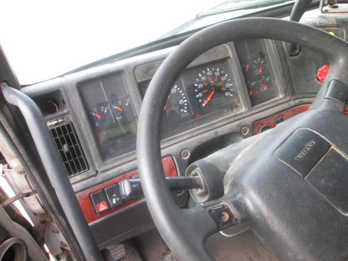 Used 2000 VOLVO VNL64T610