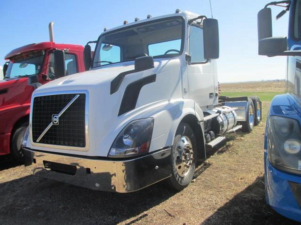 Used 2016 VOLVO VNL64T300