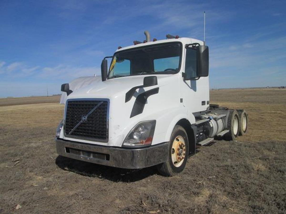 Used 2015 VOLVO VNL64T300