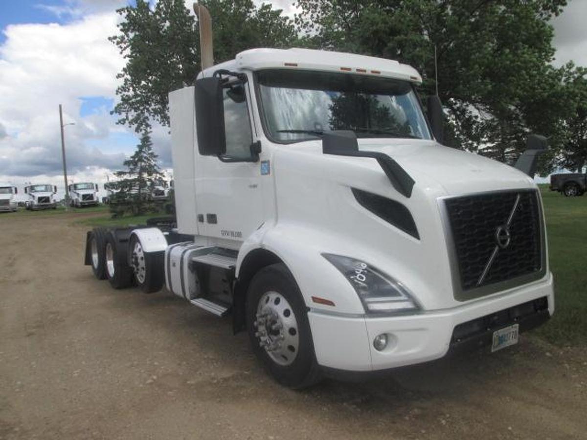 Used 2021 VOLVO VNR64T300