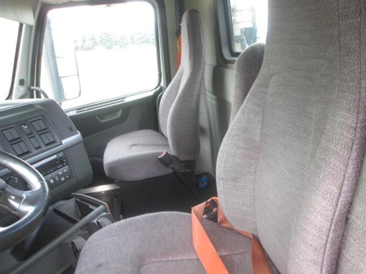 Used 2021 VOLVO VNR64T300