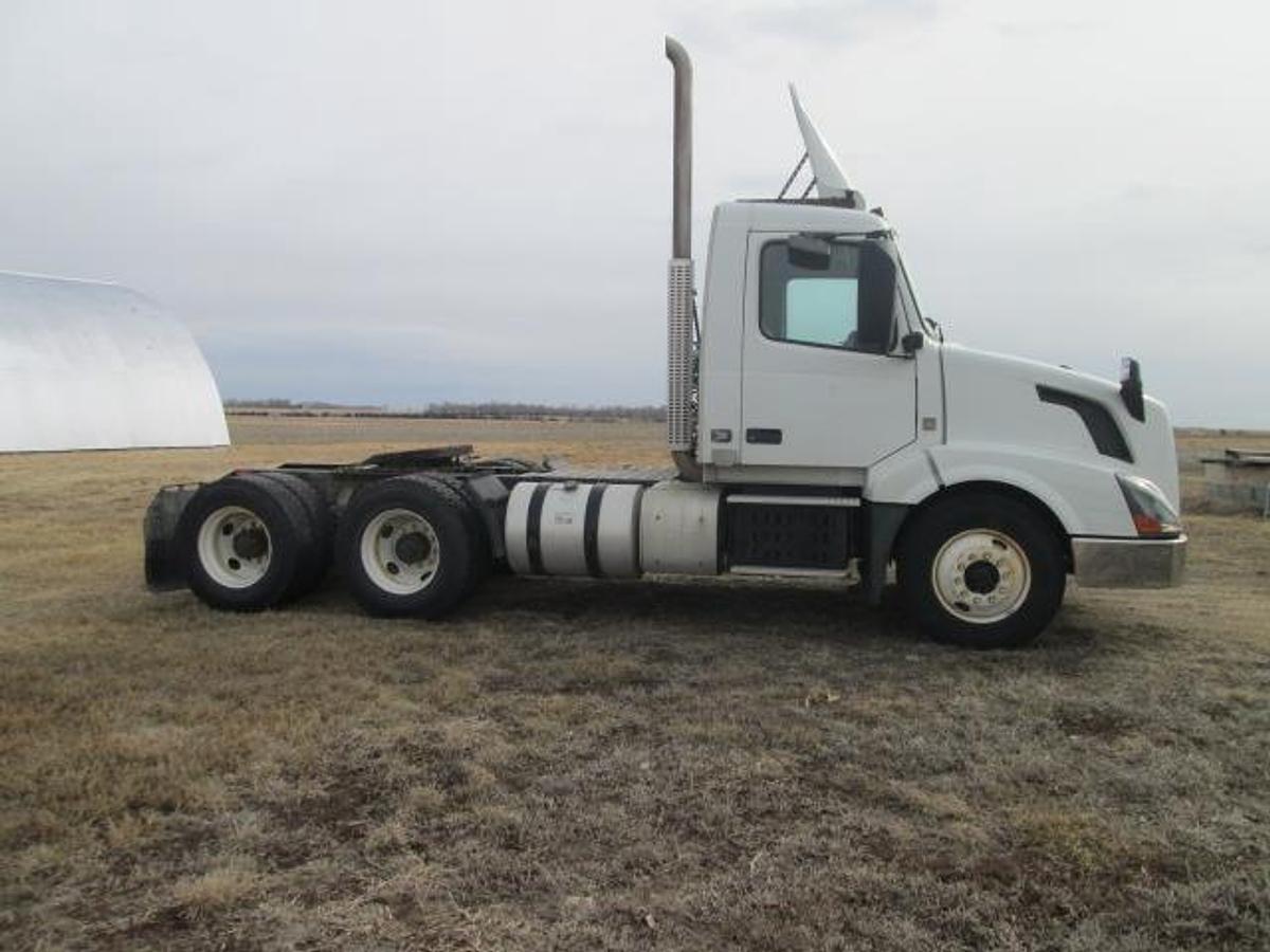 Used 2015 VOLVO VNL64T300