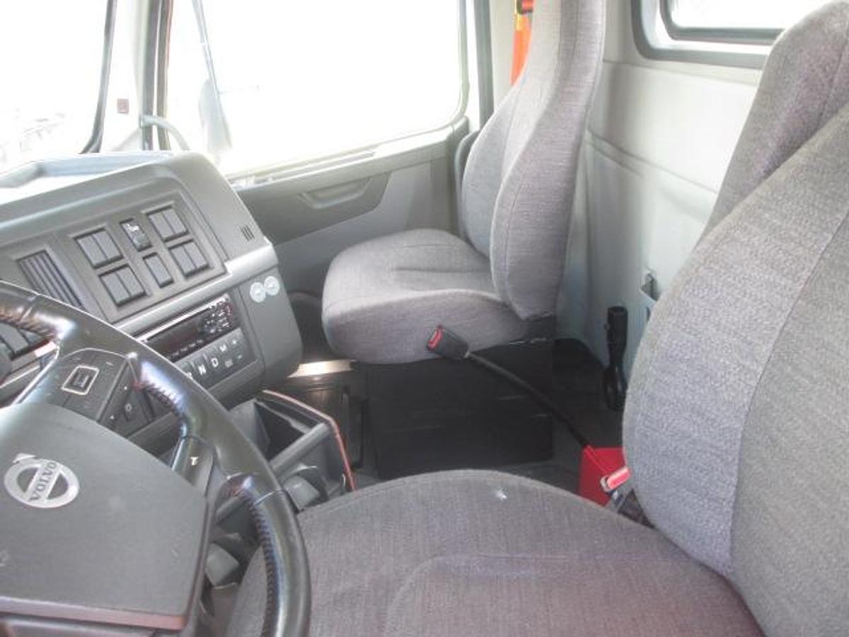 Used 2021 VOLVO VNR64T300