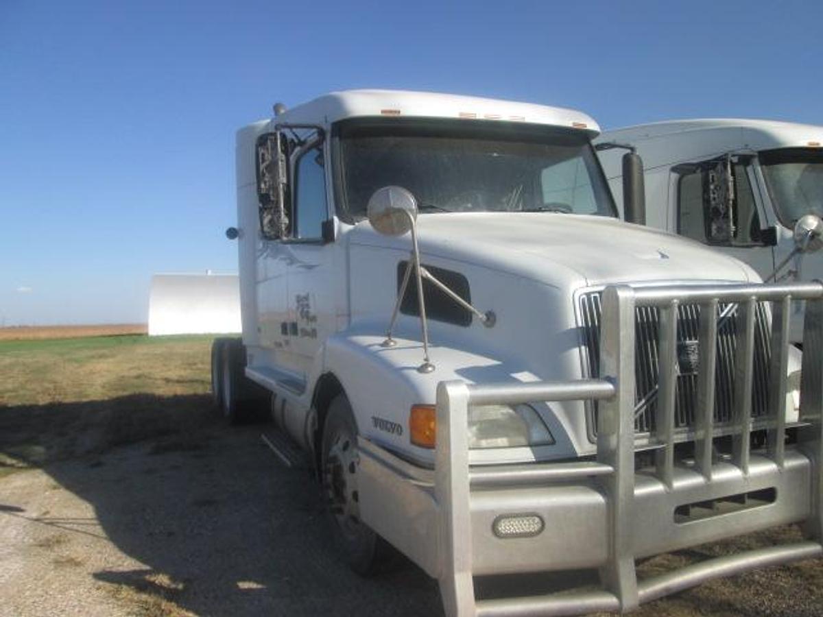 Used 2001 VOLVO VNL64T610