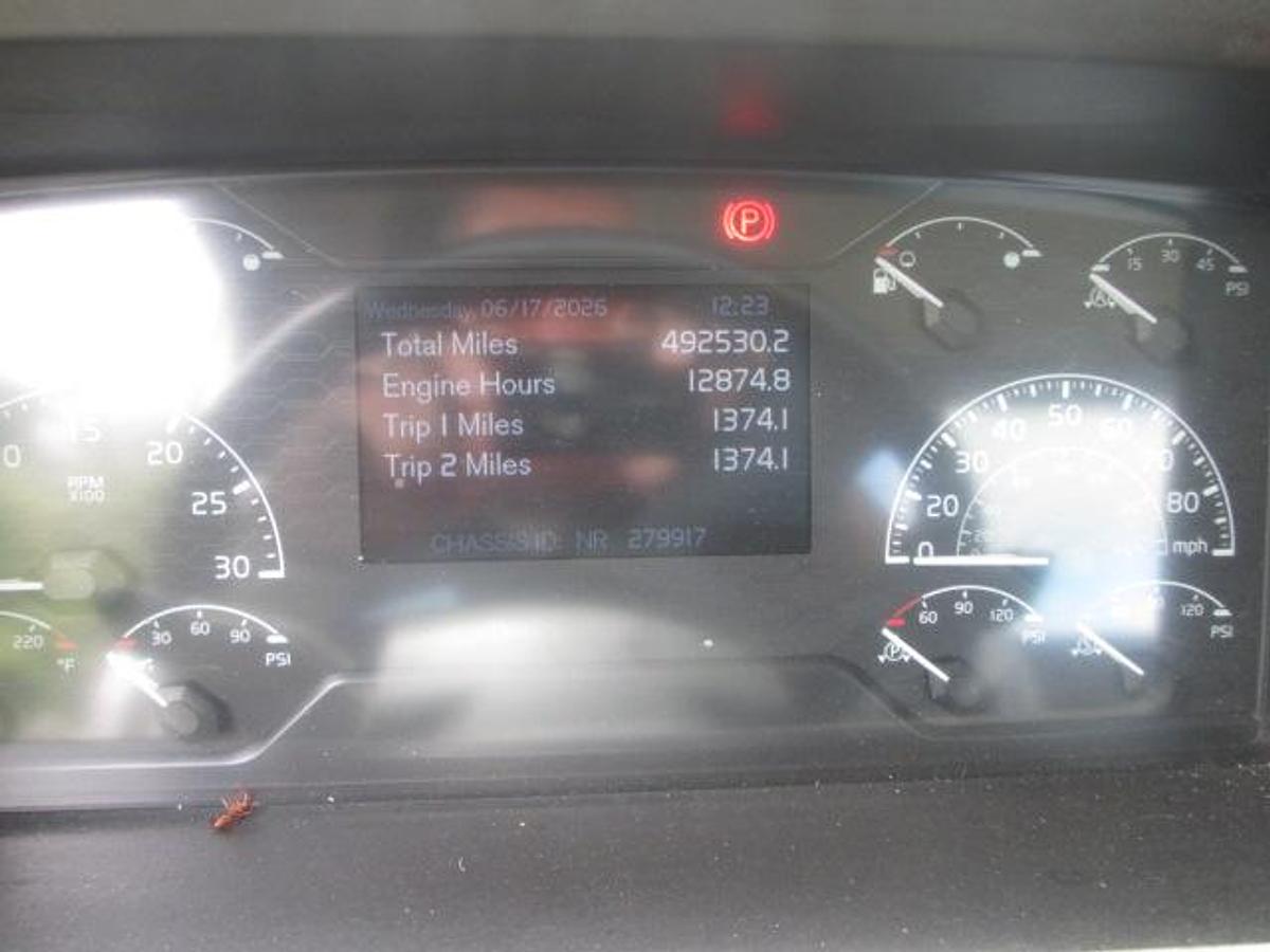 Used 2021 VOLVO VNR64T300