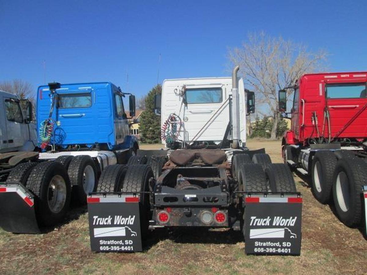 Used 2016 VOLVO VNL64T300