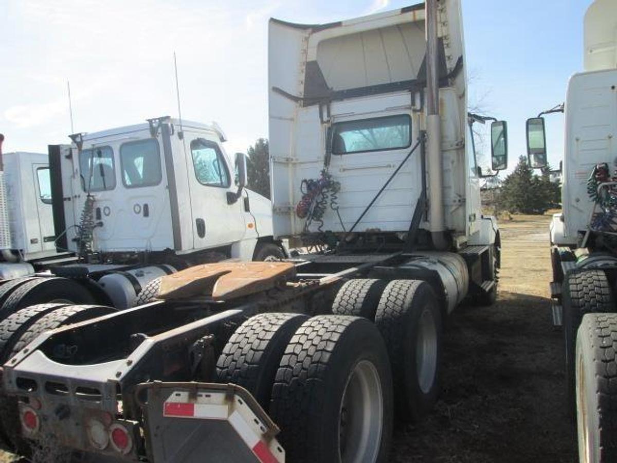 Used 2015 VOLVO VNL64T300