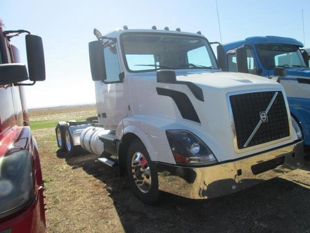 Used 2016 VOLVO VNL64T300