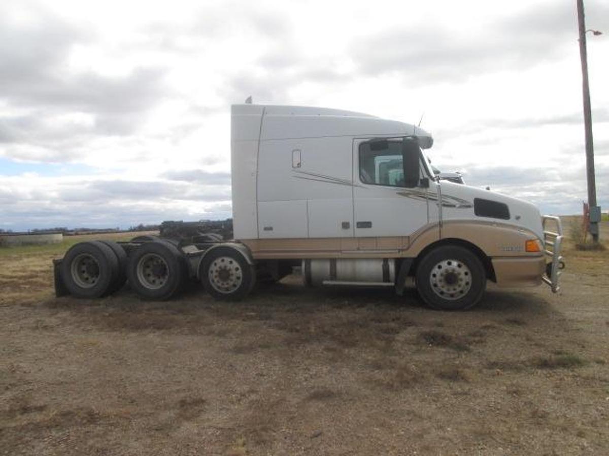 Used 2000 VOLVO VNL64T610