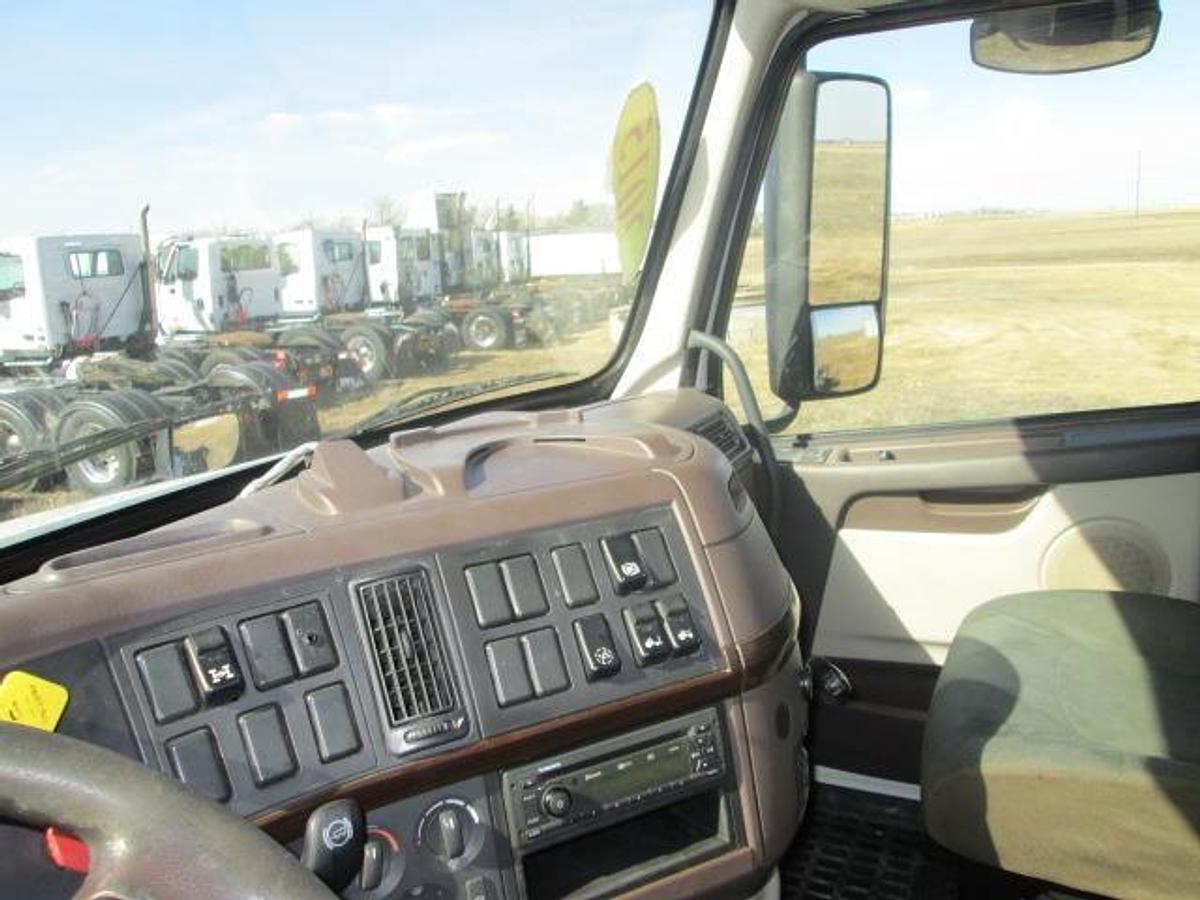 Used 2015 VOLVO VNL64T300