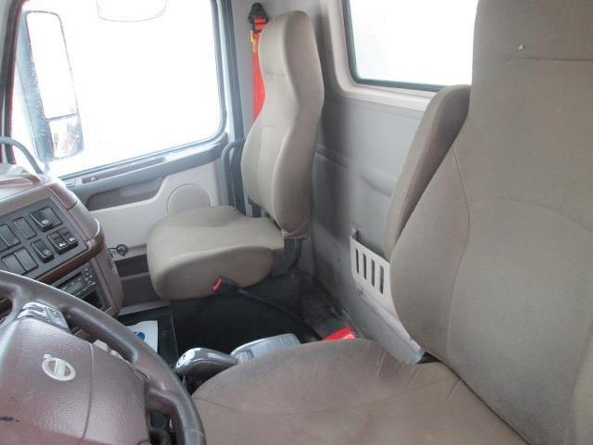 Used 2016 VOLVO VNL64T300