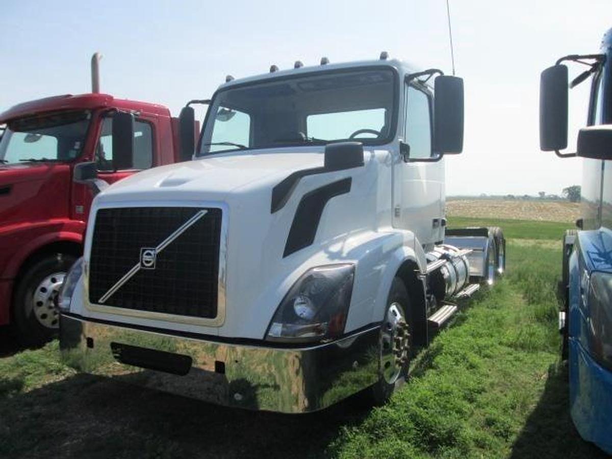 Used 2016 VOLVO VNL64T300