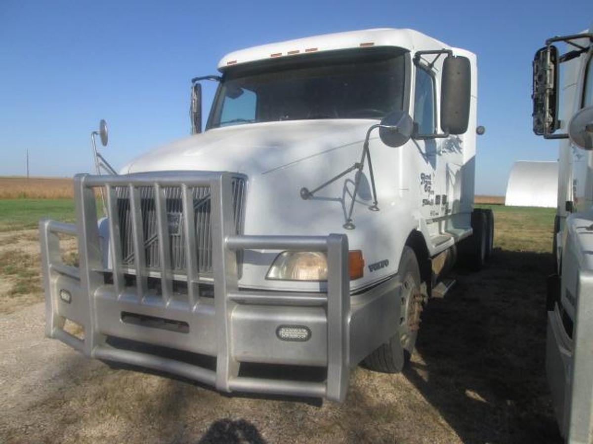 Used 2001 VOLVO VNL64T610