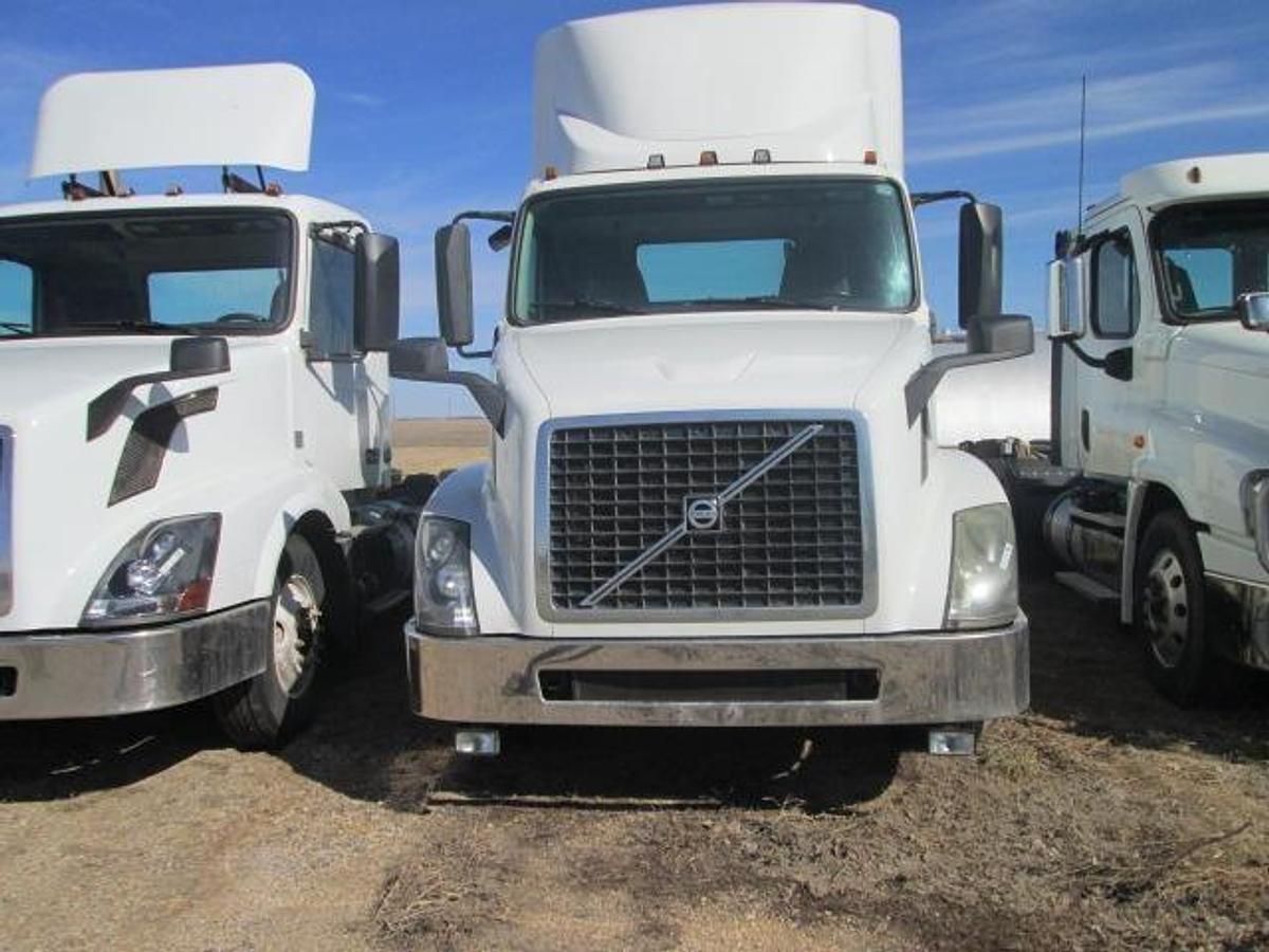 Used 2015 VOLVO VNL64T300