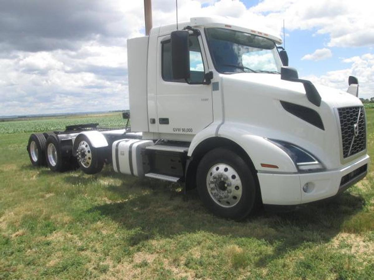 Used 2021 VOLVO VNR64T300