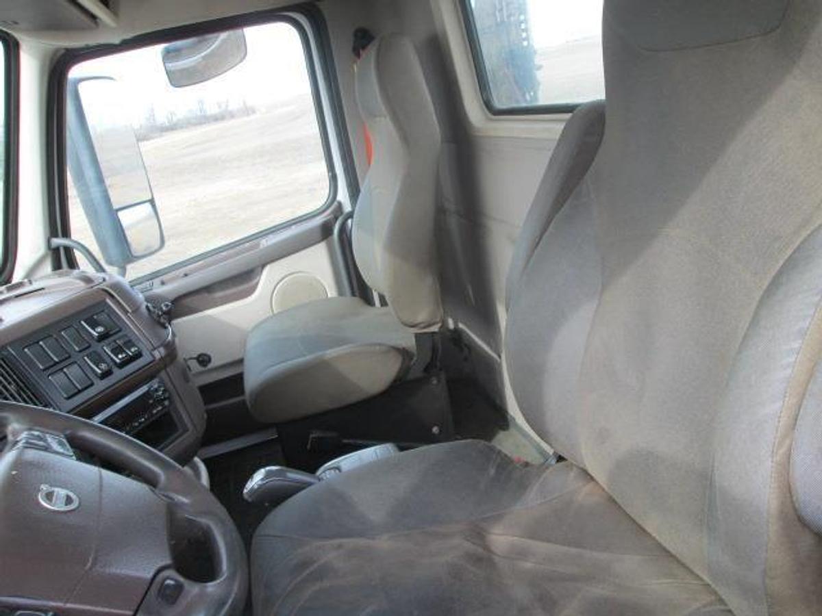 Used 2015 VOLVO VNL64T300