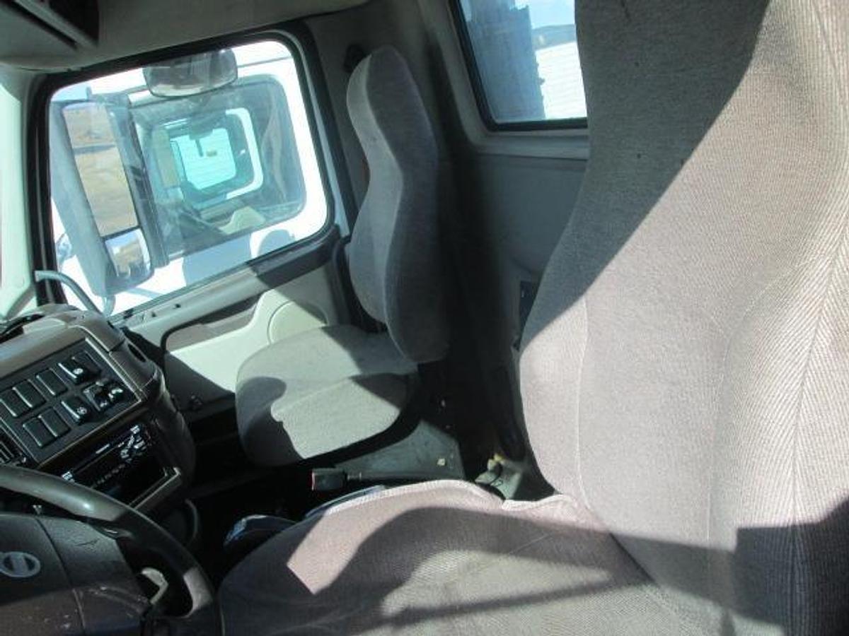 Used 2015 VOLVO VNL64T300