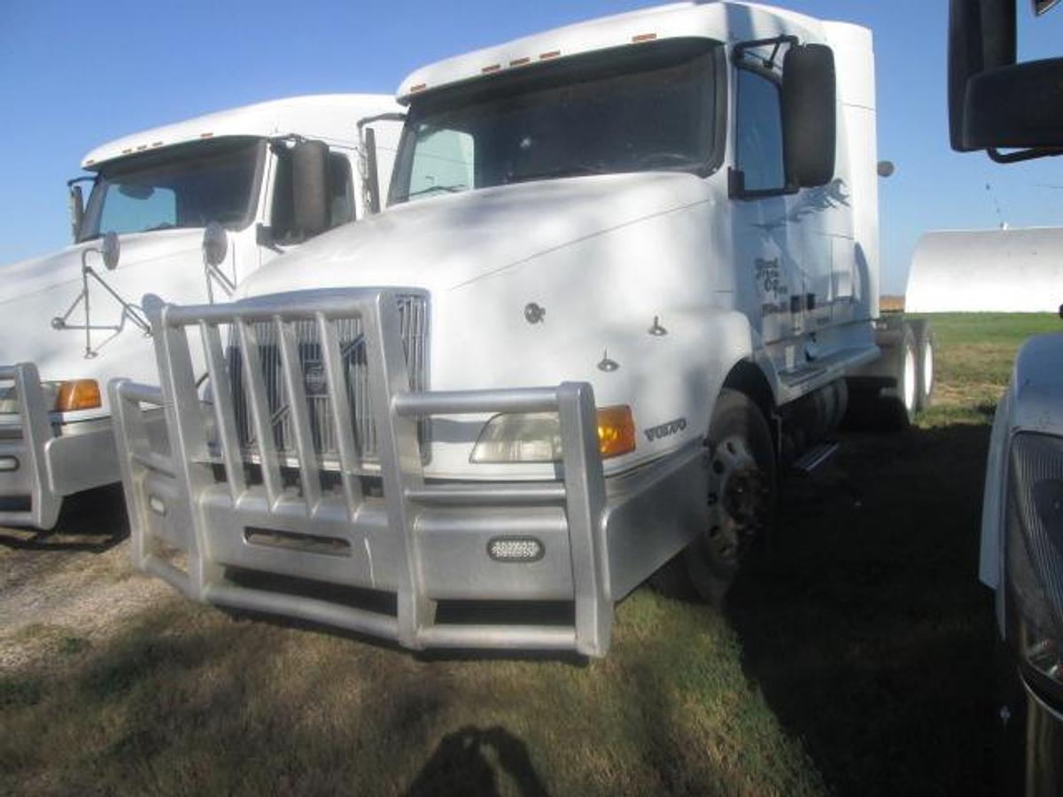 Used 2001 VOLVO VNL64T610
