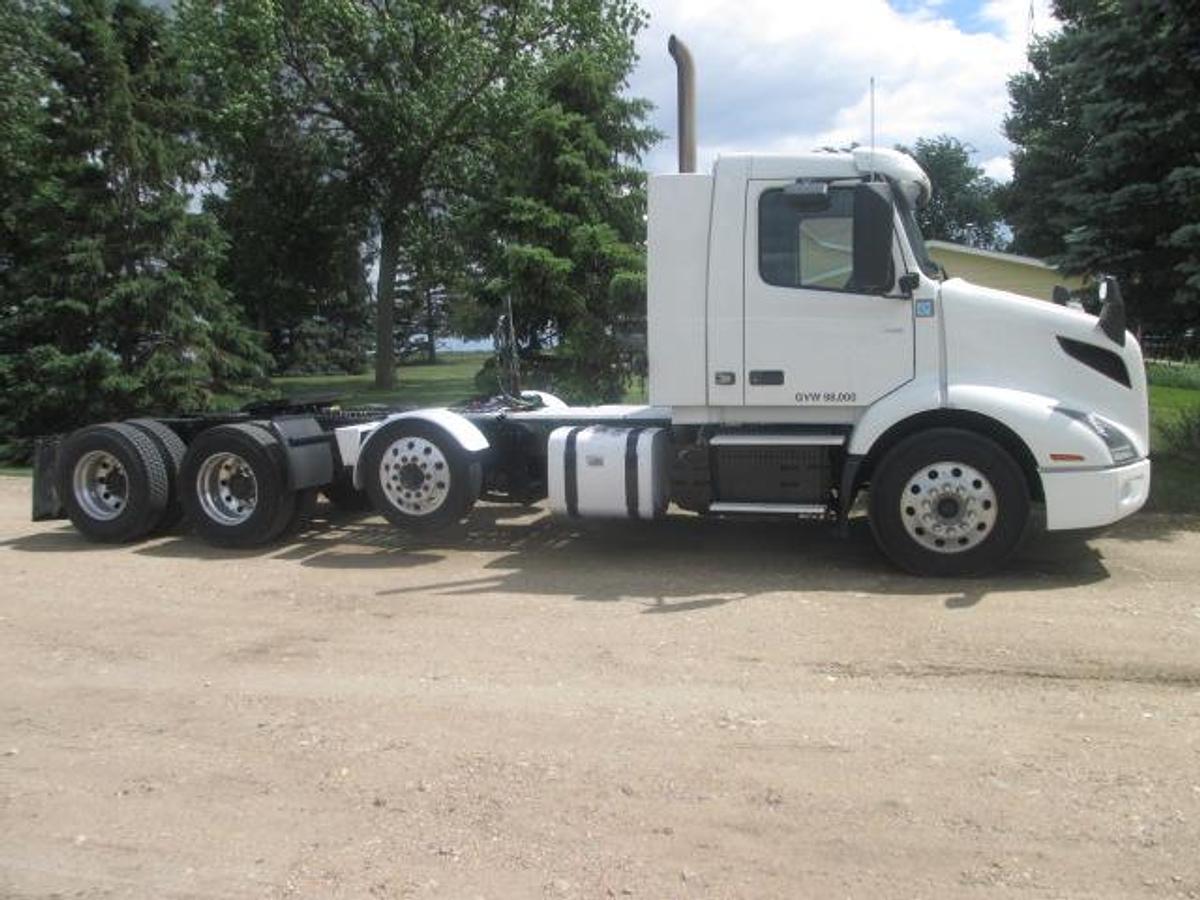 Used 2021 VOLVO VNR64T300