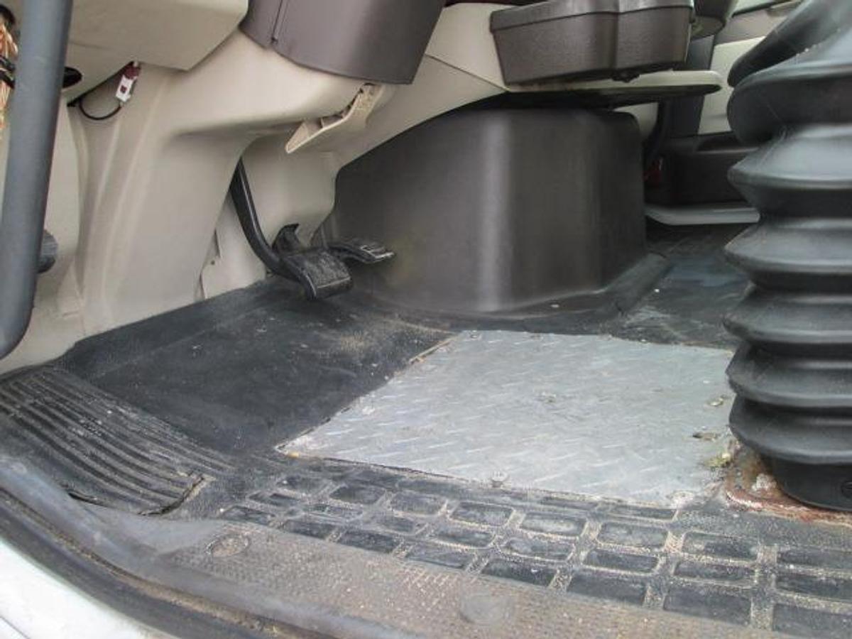 Used 2015 VOLVO VNL64T300