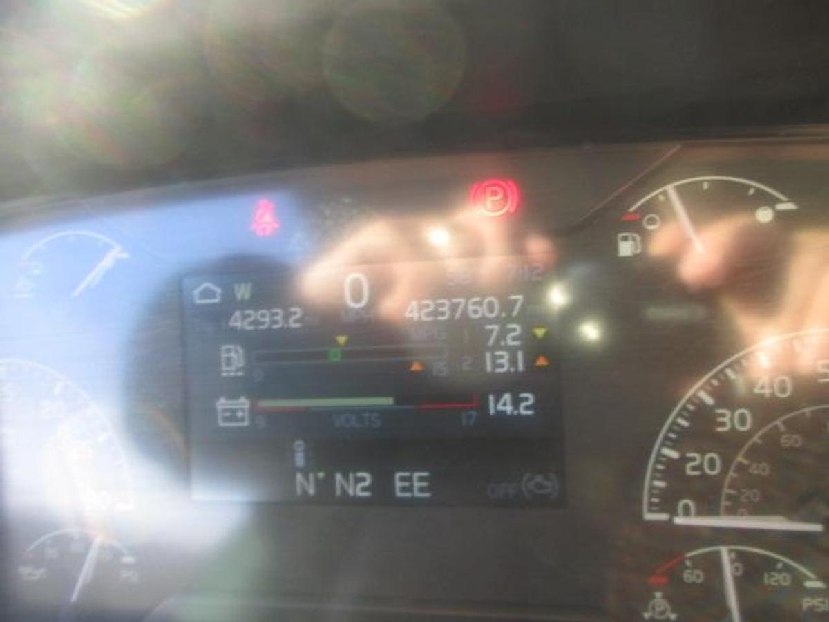 Used 2021 VOLVO VNR64T300