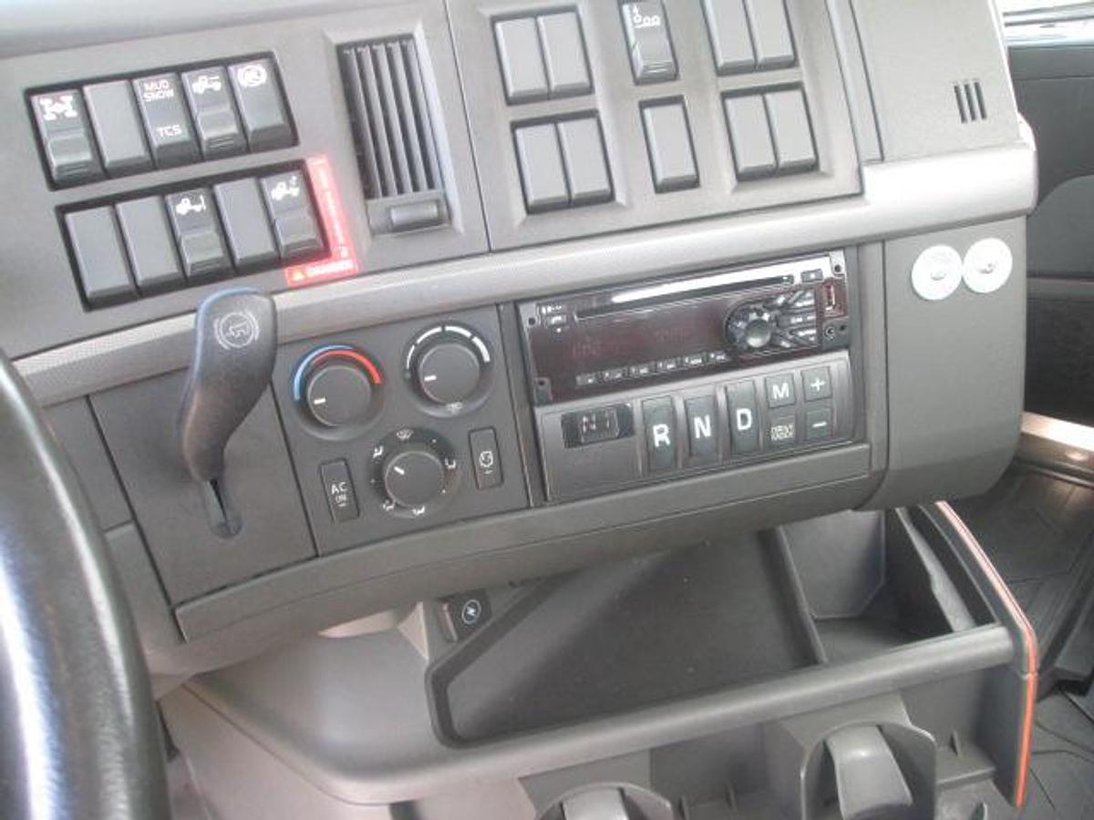 Used 2021 VOLVO VNR64T300