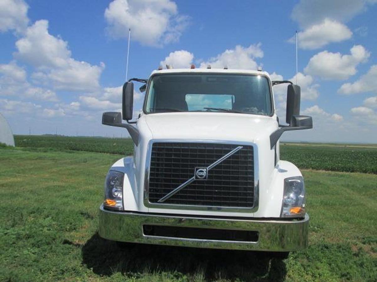 Used 2016 VOLVO VNL64T300