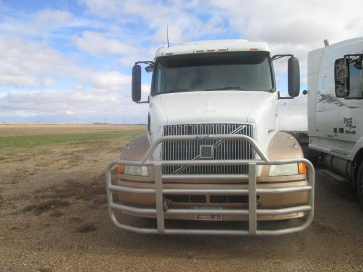 Used 2000 VOLVO VNL64T610