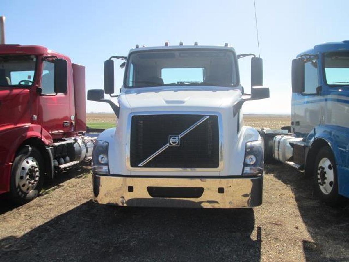 Used 2016 VOLVO VNL64T300