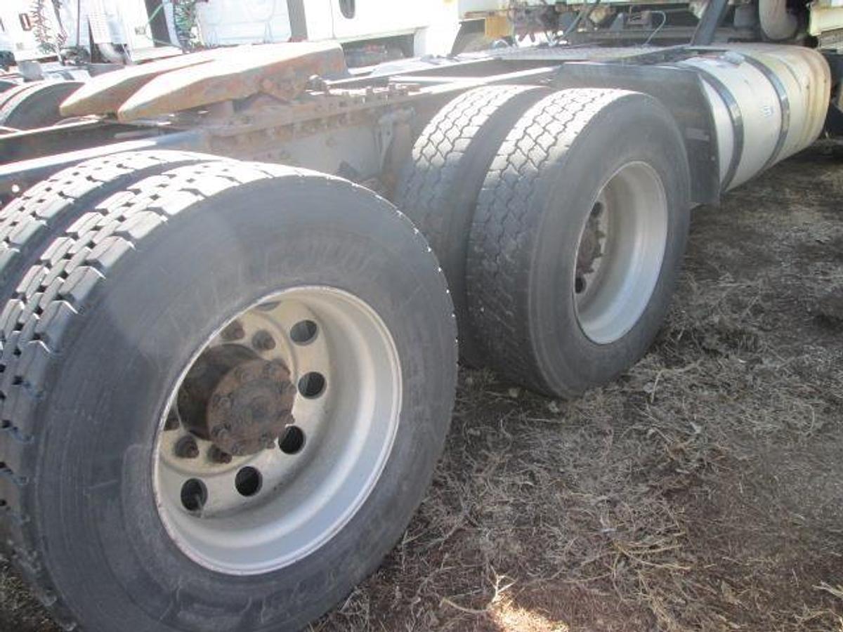 Used 2015 VOLVO VNL64T300