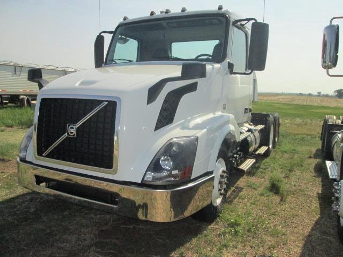 Used 2016 VOLVO VNL64T300