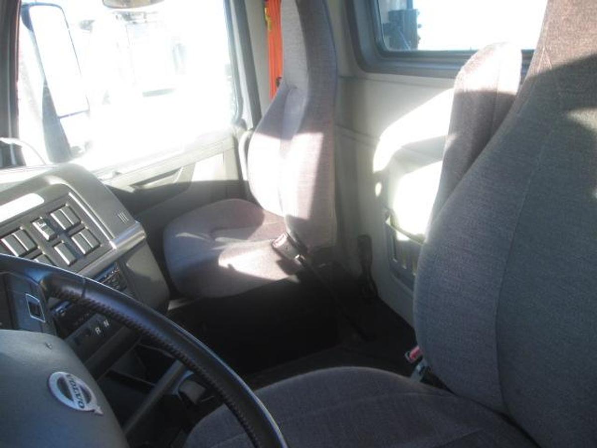 Used 2021 VOLVO VNR64T300