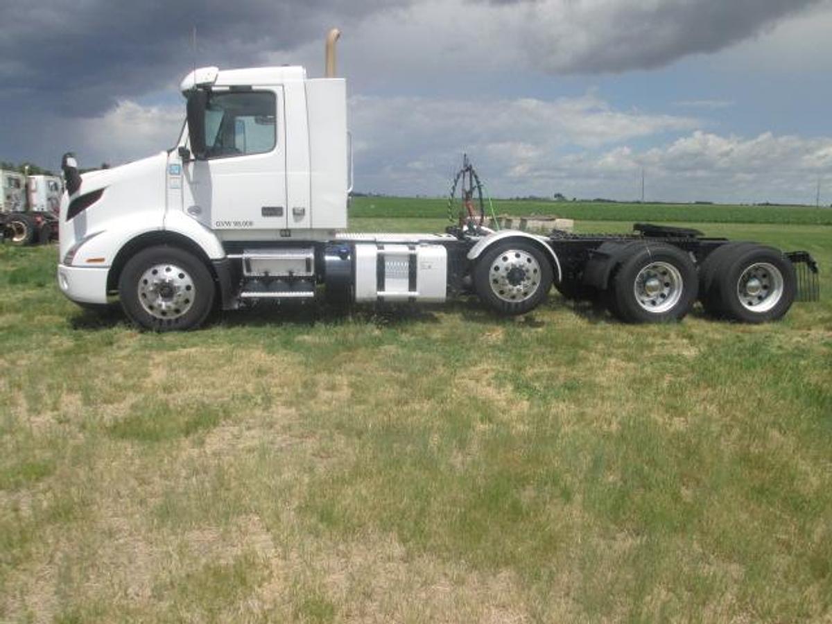 Used 2021 VOLVO VNR64T300