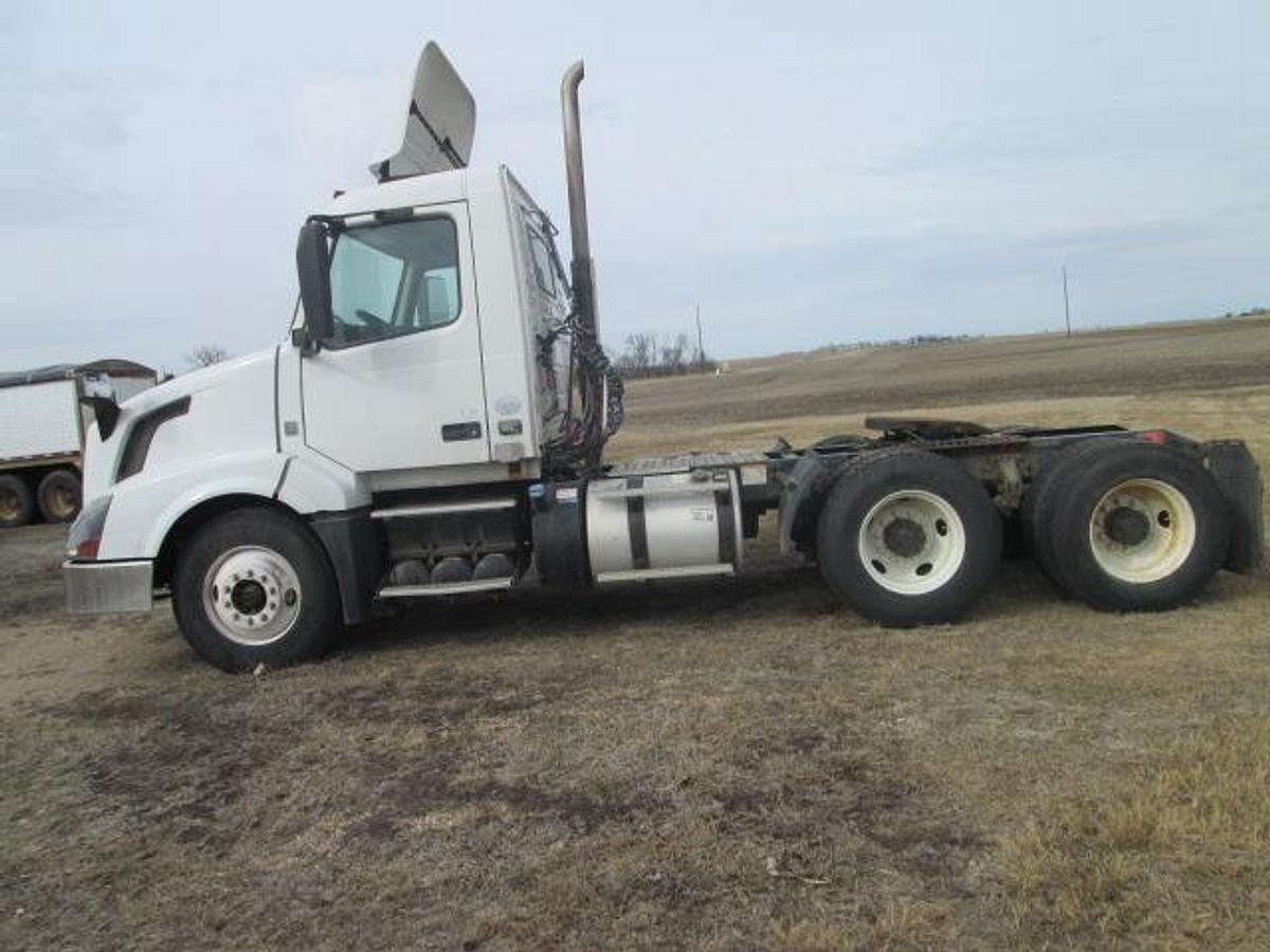 Used 2015 VOLVO VNL64T300
