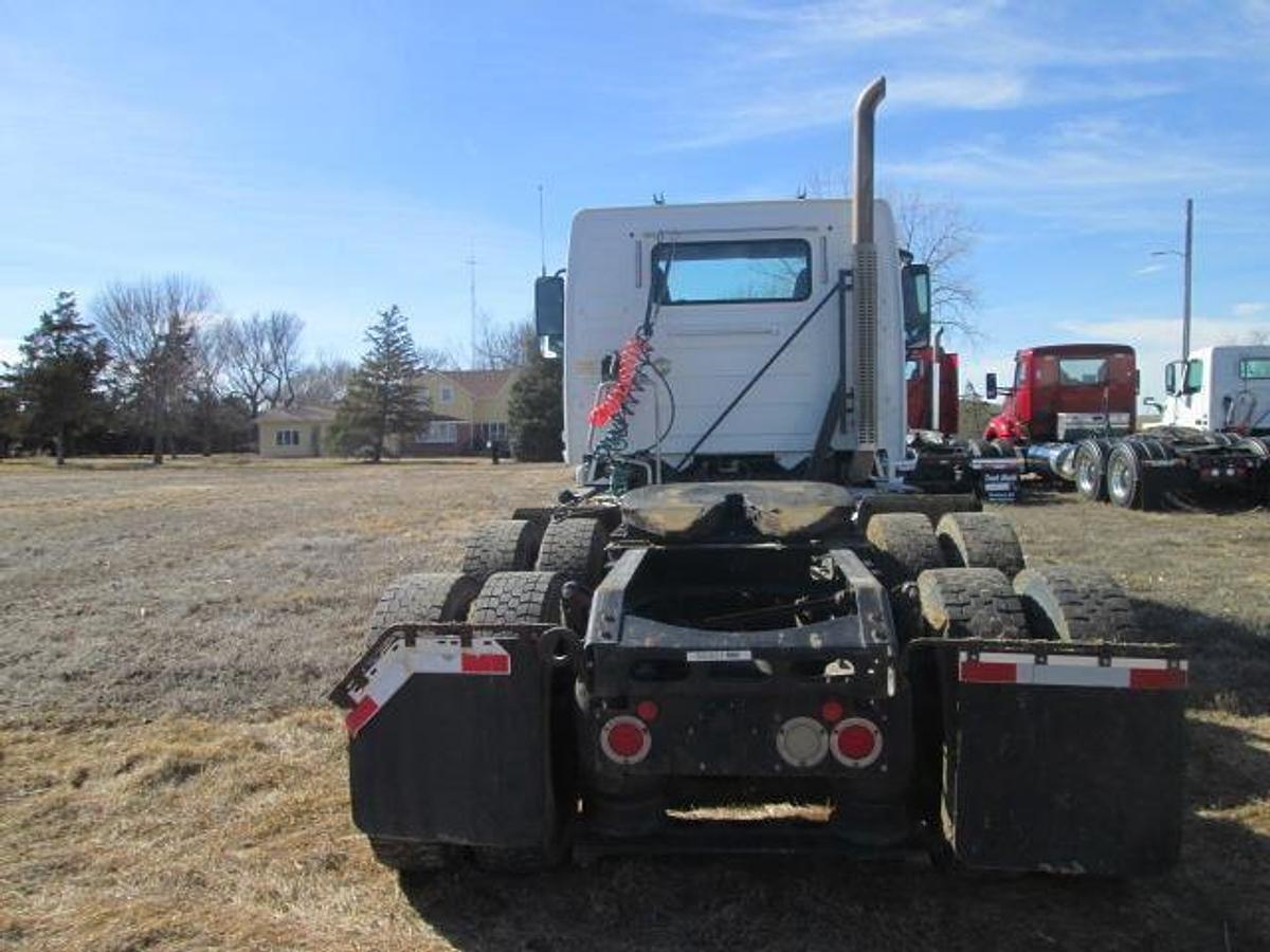 Used 2015 VOLVO VNL64T300
