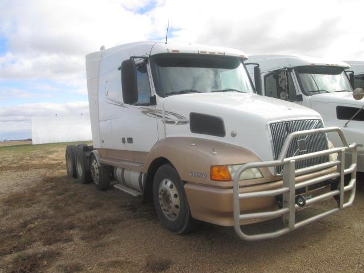 Used 2000 VOLVO VNL64T610