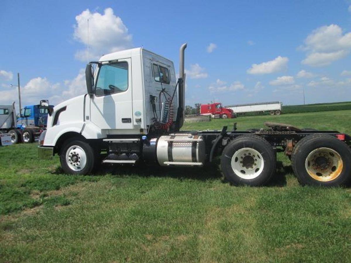 Used 2016 VOLVO VNL64T300