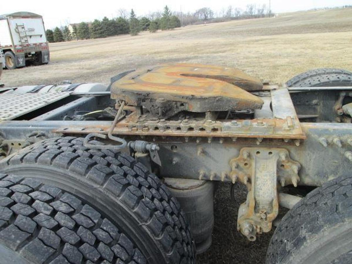 Used 2015 VOLVO VNL64T300