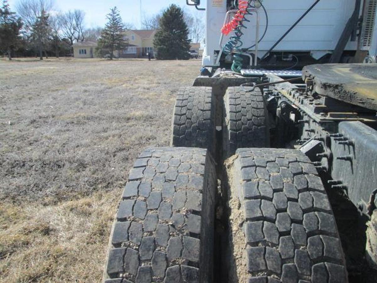 Used 2015 VOLVO VNL64T300