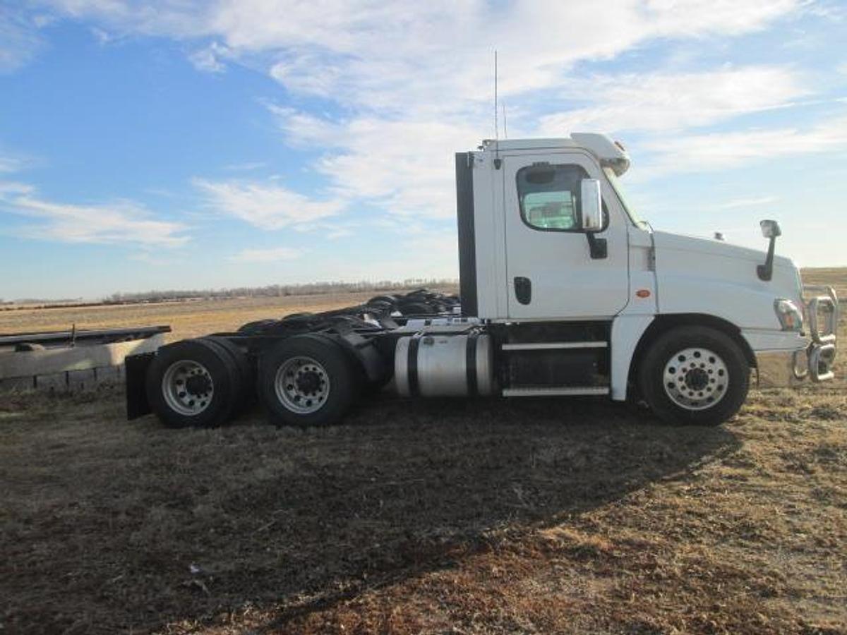 Used 2018 FREIGHTLINER CASCADIA 125