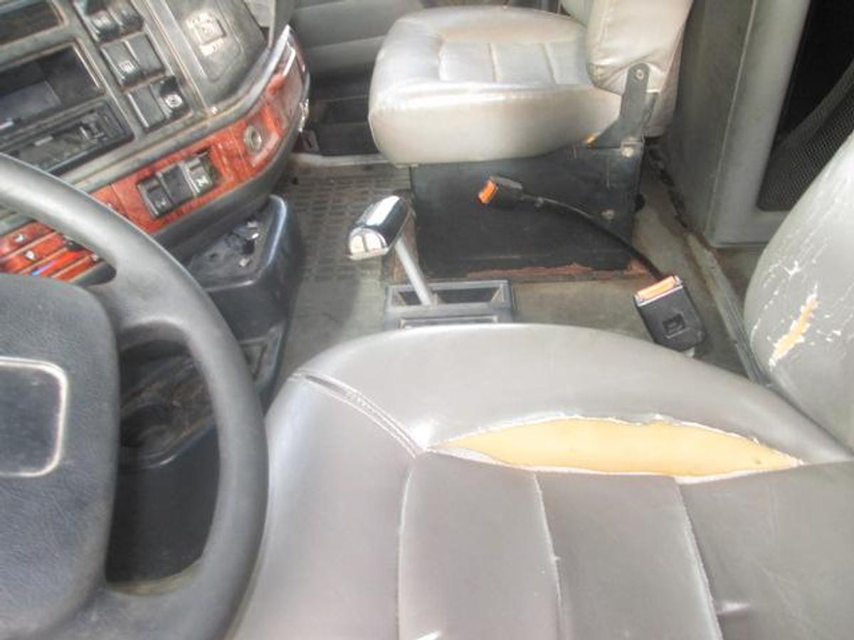 Used 2000 VOLVO VNL64T610