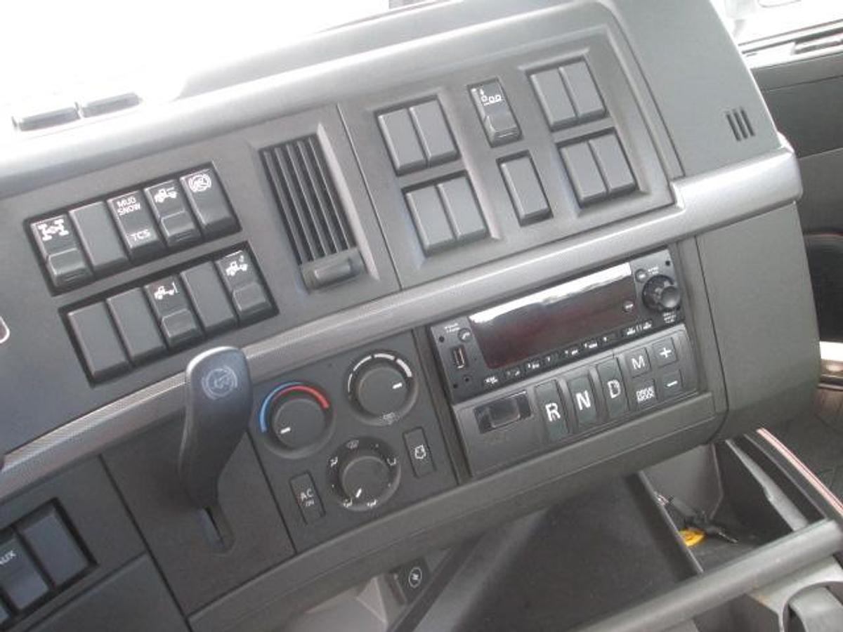 Used 2021 VOLVO VNR64T300