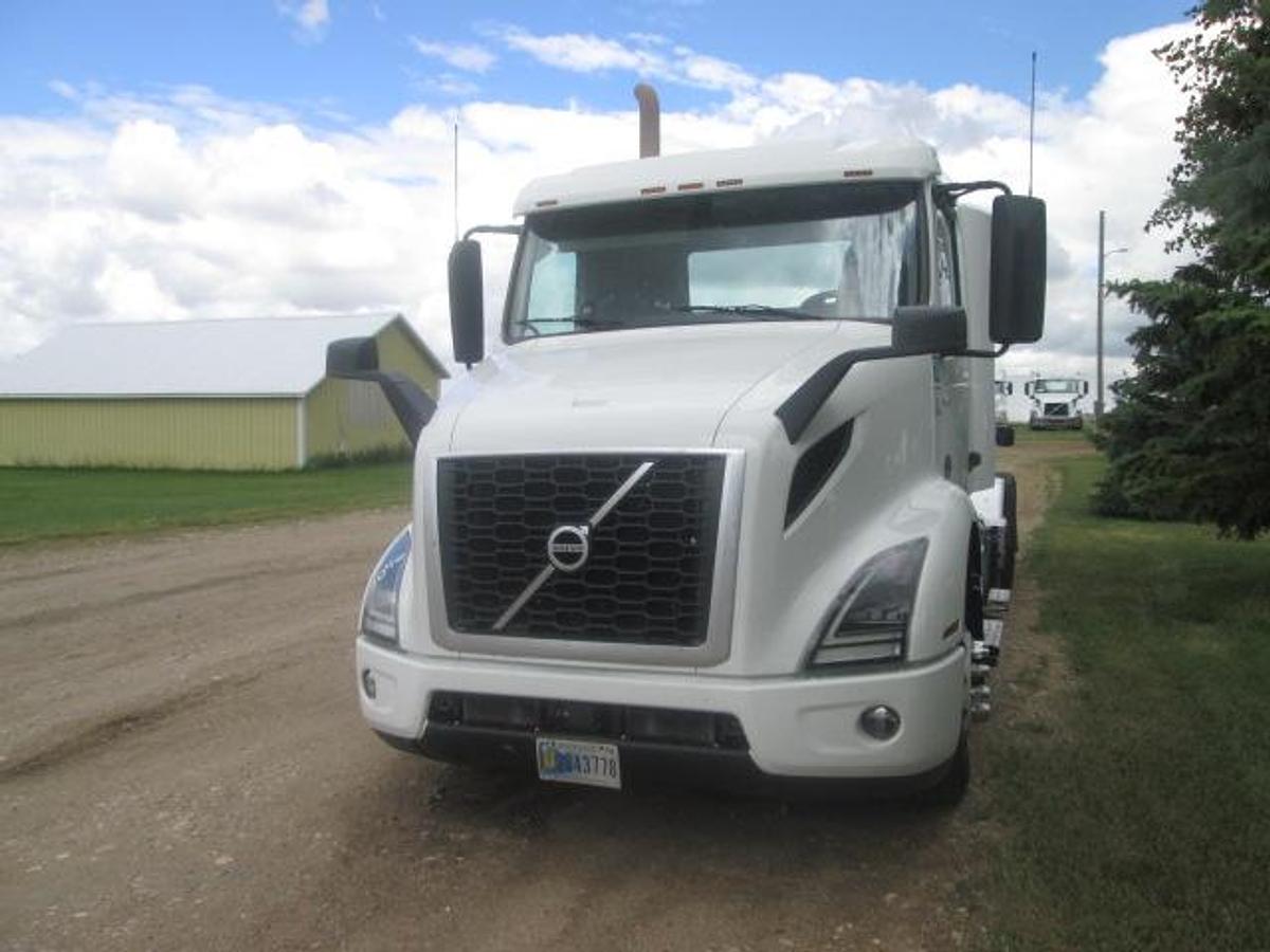 Used 2021 VOLVO VNR64T300