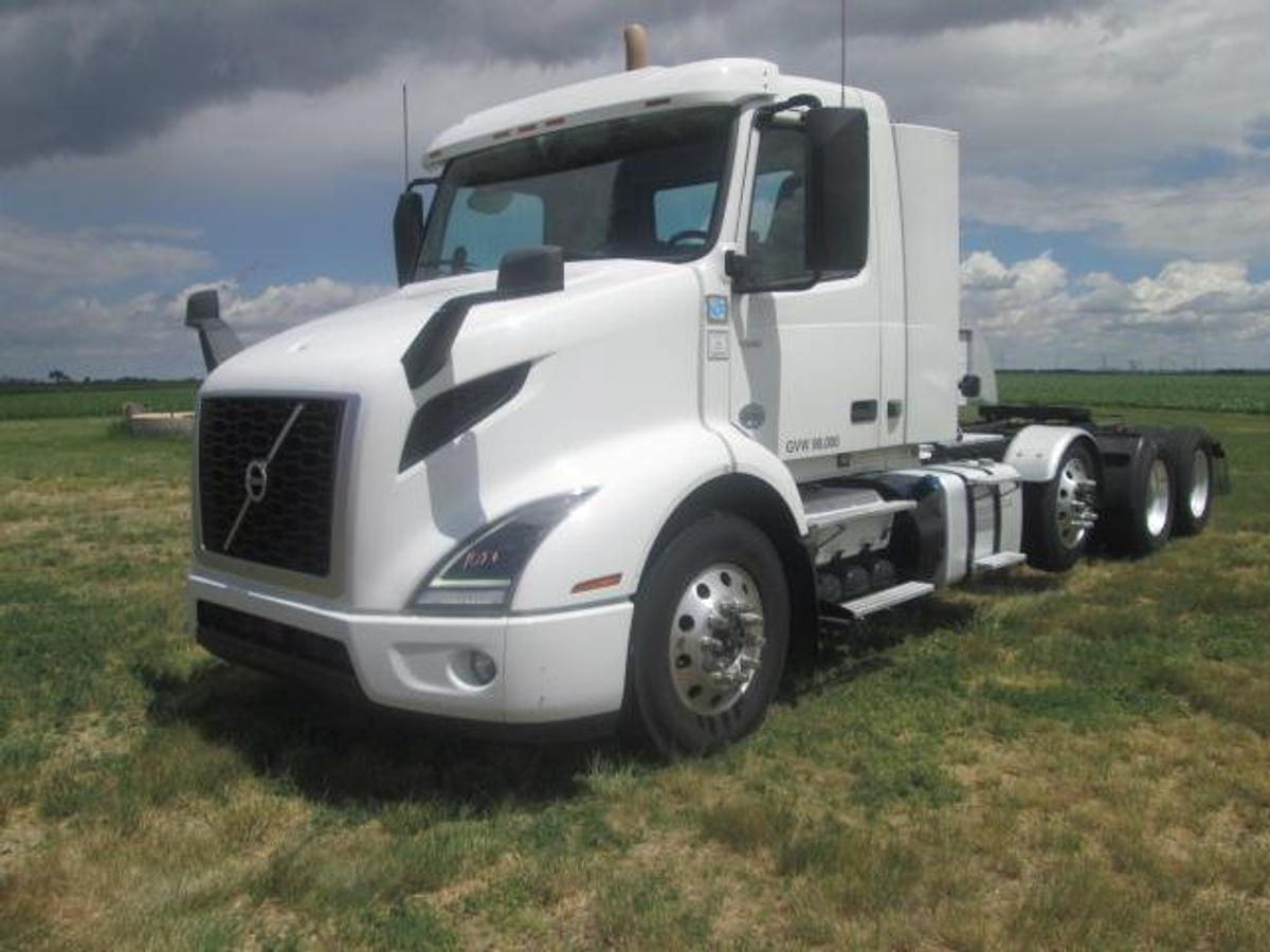 Used 2021 VOLVO VNR64T300