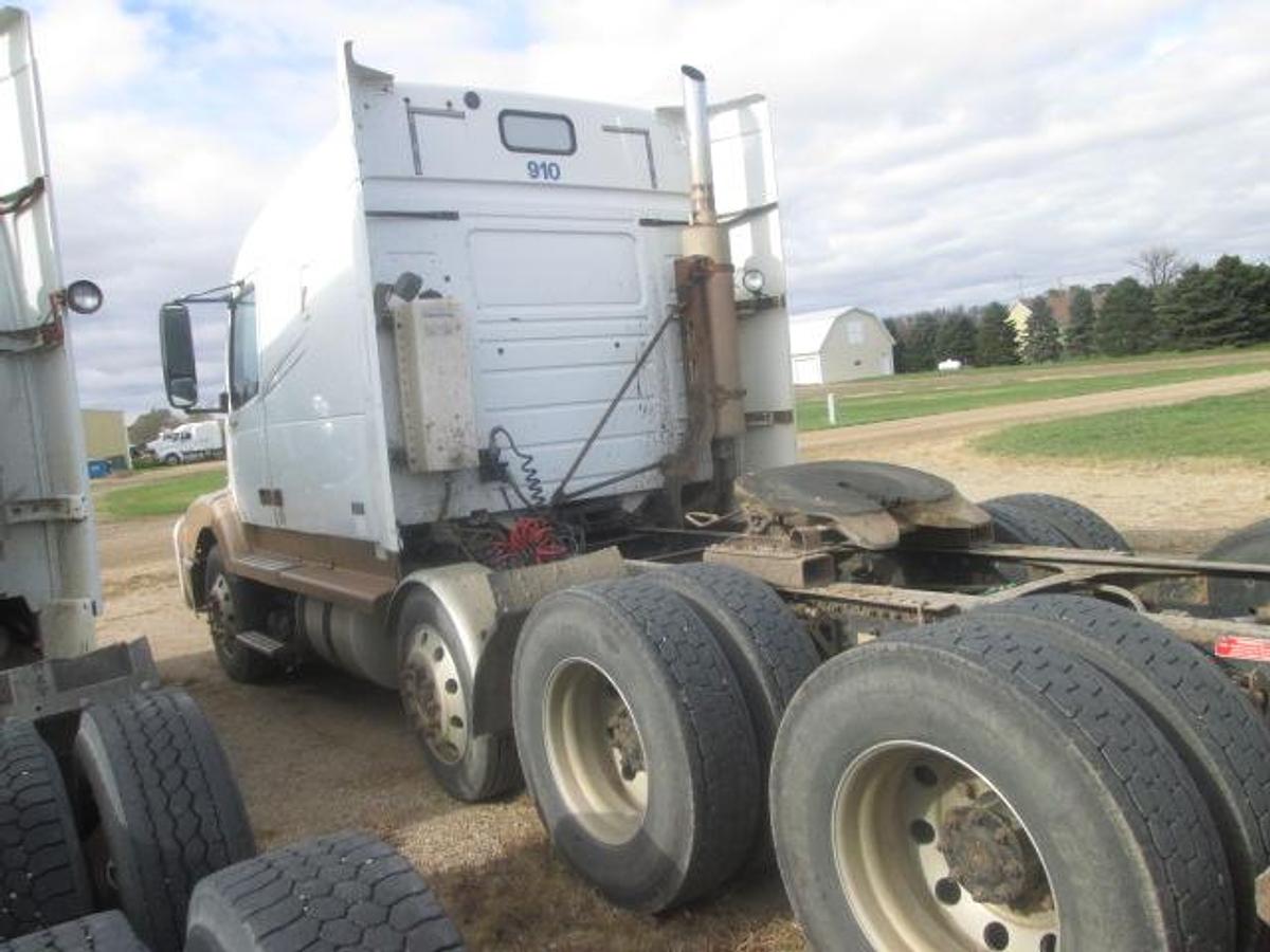 Used 2000 VOLVO VNL64T610